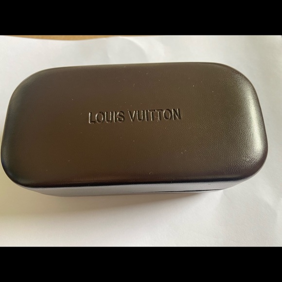 Louis Vuitton Hard Sunglass case/ Pouch/ Cleaning Cloth & Box - Picture 2 of 5